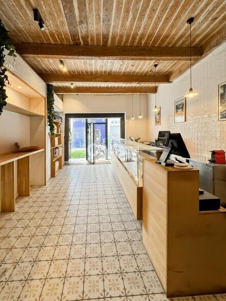 Retail in Marseille to rent - Interior Photo - Image 1 of 5