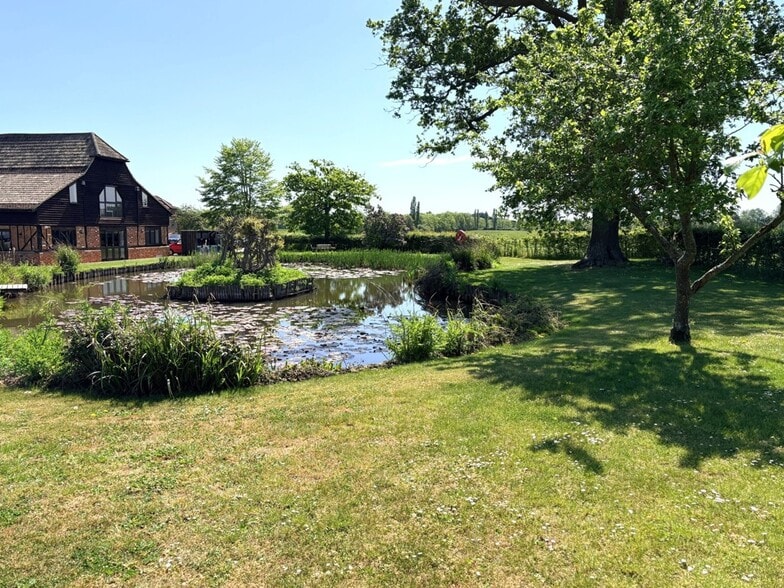 5 Warren House Rd, Wokingham to rent - Building Photo - Image 2 of 2