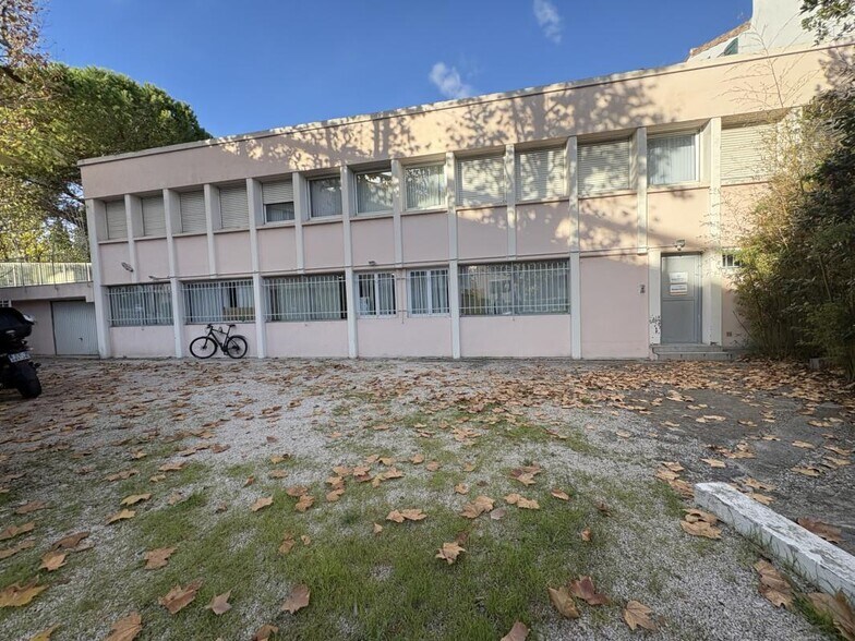Retail in Marseille to rent - Building Photo - Image 1 of 8