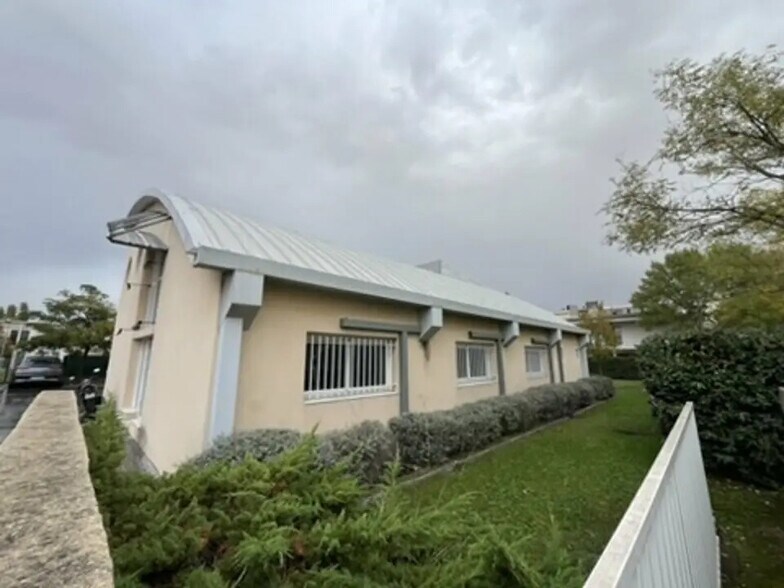 Office in LES MILLES to rent - Building Photo - Image 3 of 4