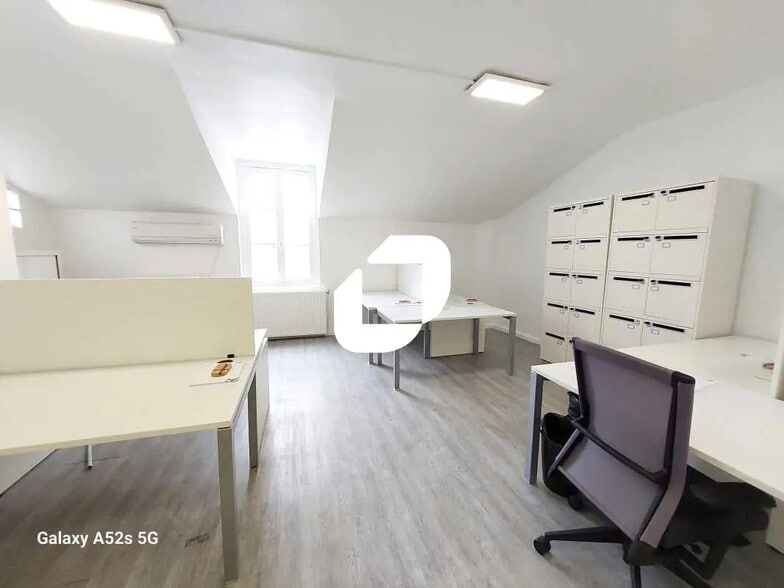 Office in Versailles to rent - Interior Photo - Image 1 of 5