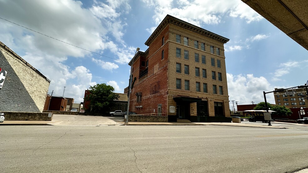 114 Center Ave, Brownwood, TX for rent - Primary Photo - Image 1 of 33