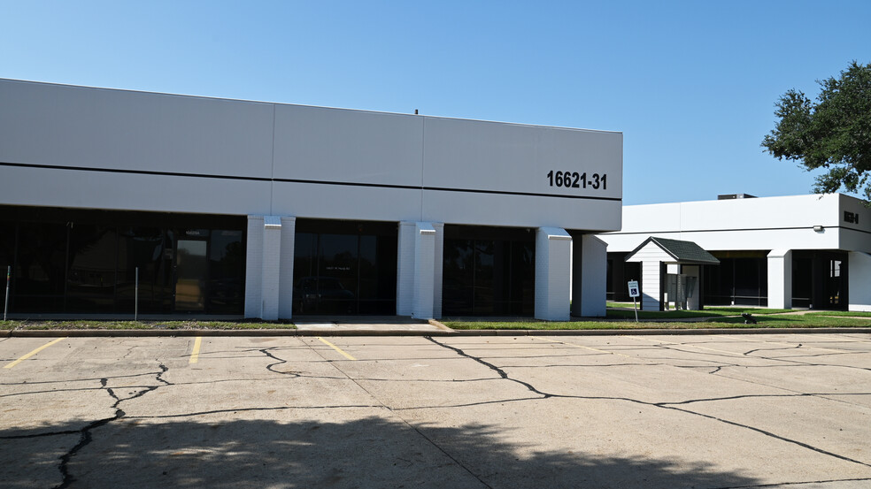 16621-16631 W Hardy Rd, Houston, TX for rent - Building Photo - Image 1 of 4