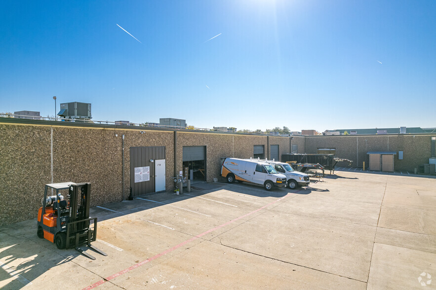 3704-3732 Arapaho Rd, Addison, TX for rent - Building Photo - Image 3 of 6