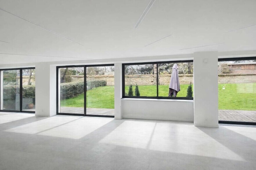 Office in Rueil-Malmaison to rent - Building Photo - Image 3 of 10