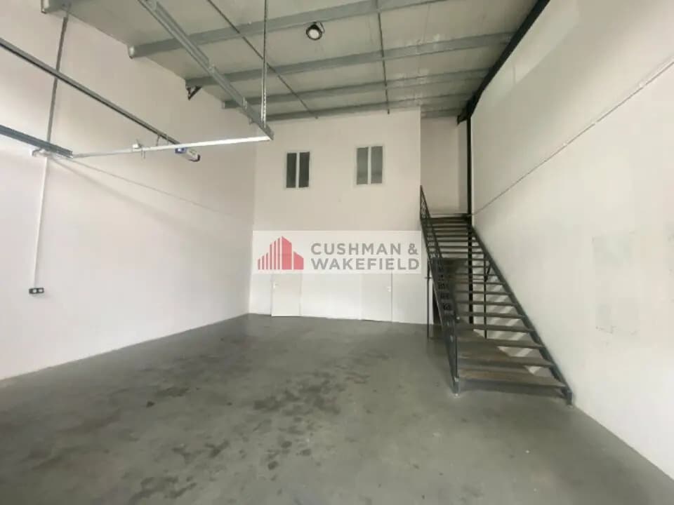 Location Local d'activités 195 m² - Photo 1