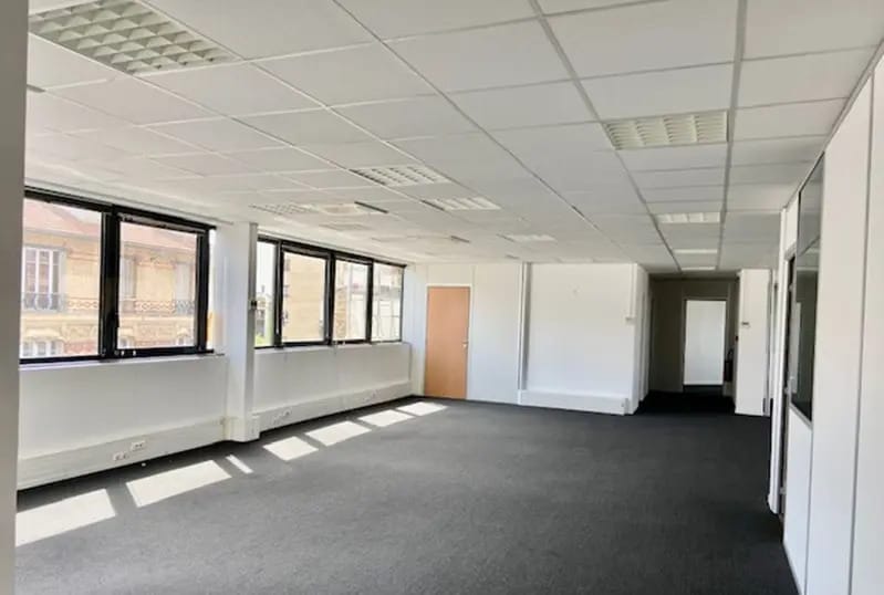 Office in Boulogne-Billancourt to rent - Building Photo - Image 3 of 9