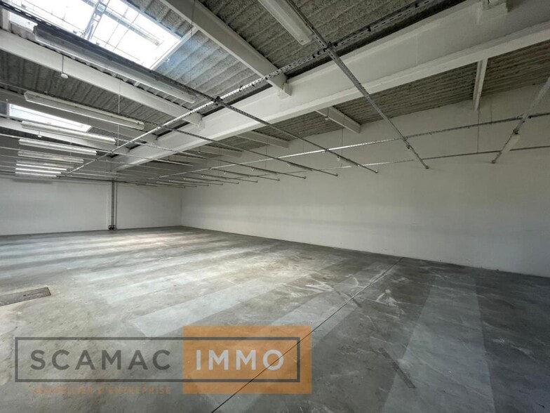 Industrial in Bondoufle to rent - Interior Photo - Image 3 of 10