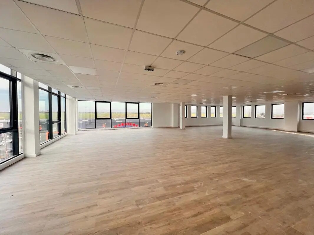 Office in Plaisir to rent Interior Photo- Image 1 of 7