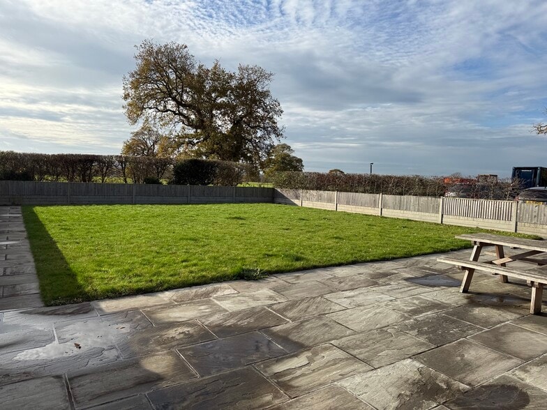 Units 1a & 1b Danworth Farm, Cuckfield Rd, Hurstpierpoint to rent - Building Photo - Image 3 of 14