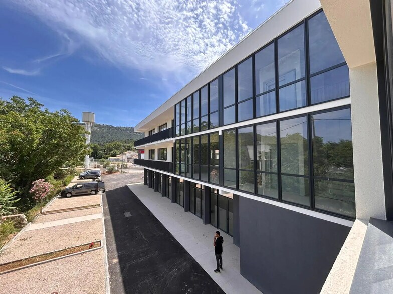 Office in Aubagne to rent - Building Photo - Image 2 of 13