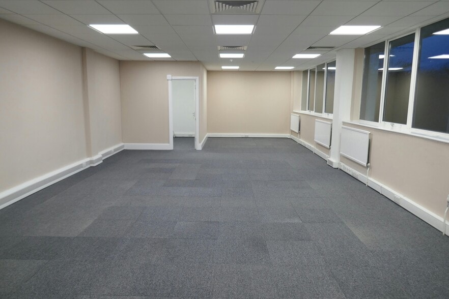 Brooker Rd, Waltham Abbey to rent - Interior Photo - Image 3 of 6