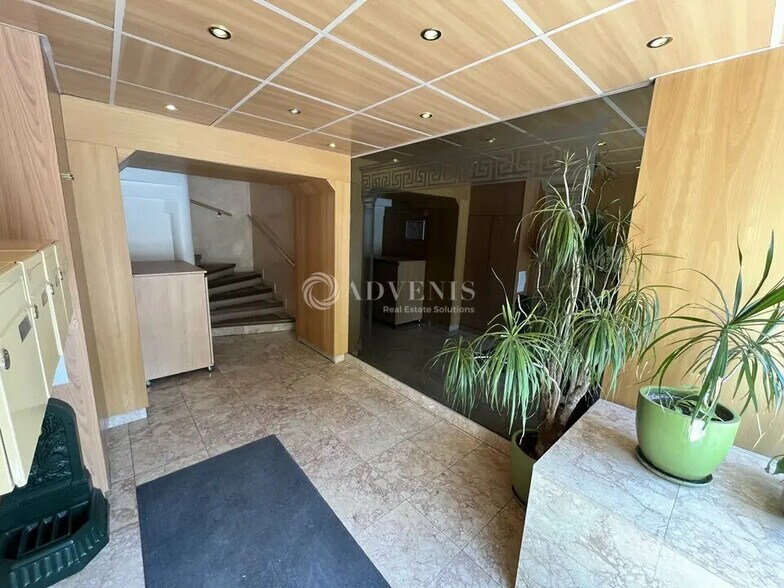 Office in Vincennes for sale - Lobby - Image 2 of 5