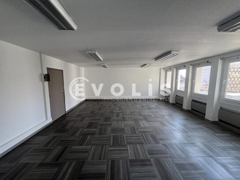 1 Voie Felix Eboue, Créteil to rent - Interior Photo - Image 2 of 16