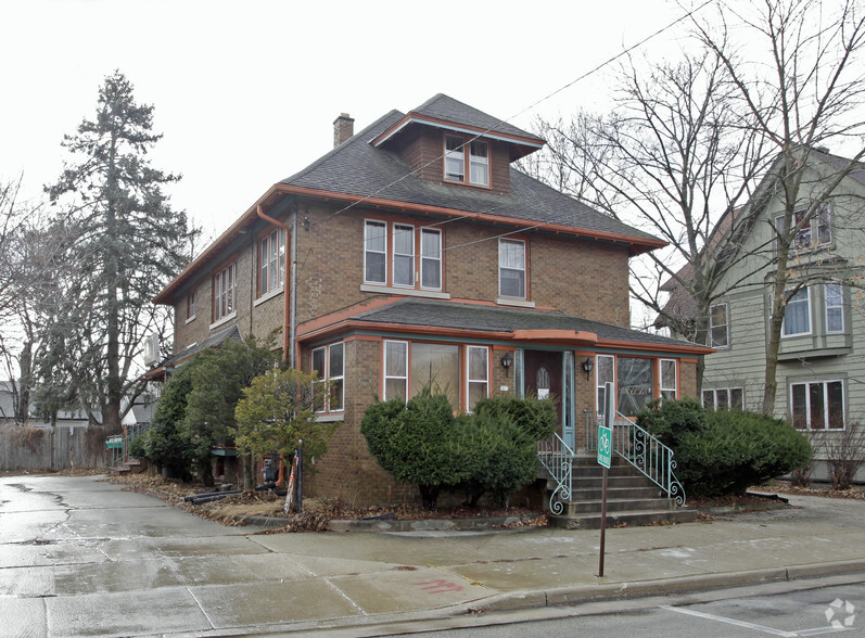 107 Buntrock Ave, Thiensville, WI for sale - Building Photo - Image 2 of 3