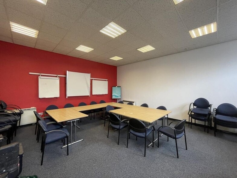 Shelton New Rd, Stoke On Trent to rent - Building Photo - Image 2 of 10