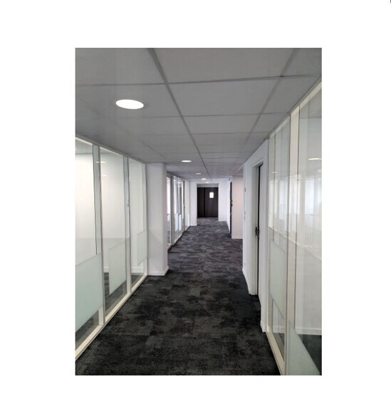 39 Rue Du Gouverneur Général Eboué, Issy-les-Moulineaux to rent - Building Photo - Image 3 of 12