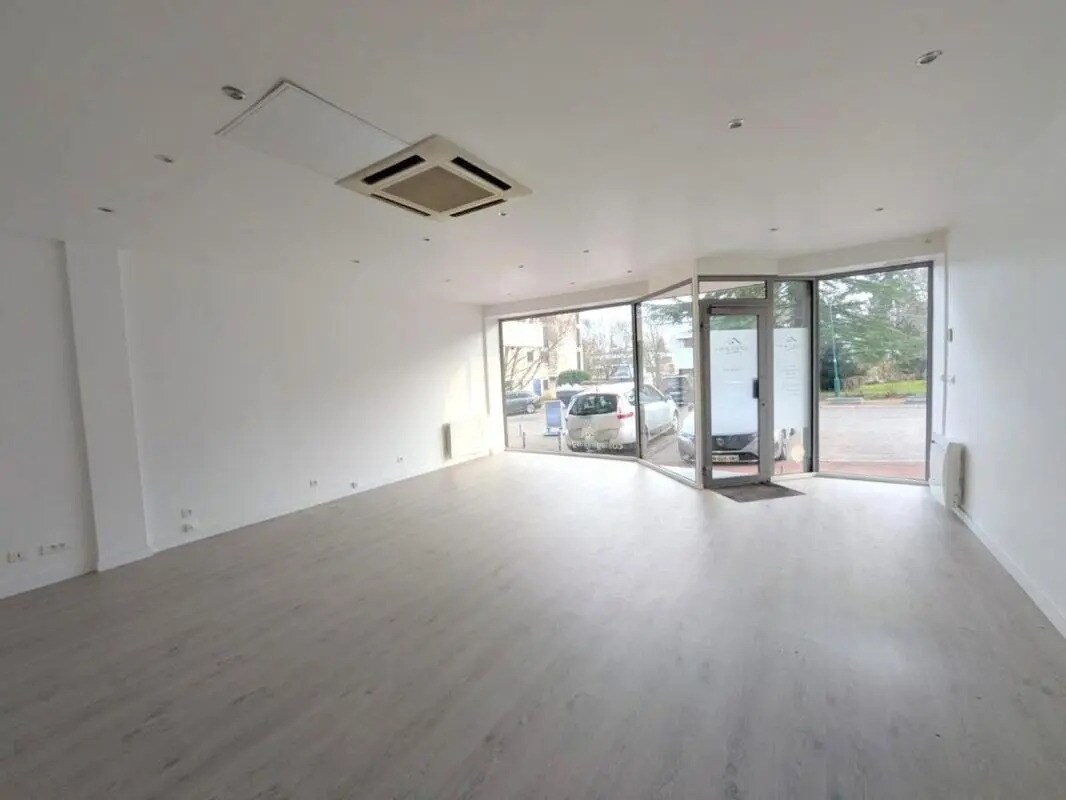 Résidence Du Parc Du Chateau, Louveciennes for sale Interior Photo- Image 1 of 10