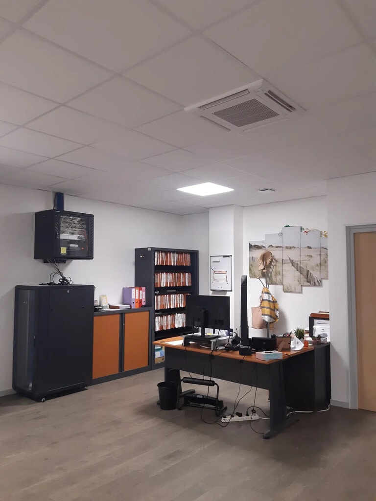 Location Bureaux 246 m² - Photo 1