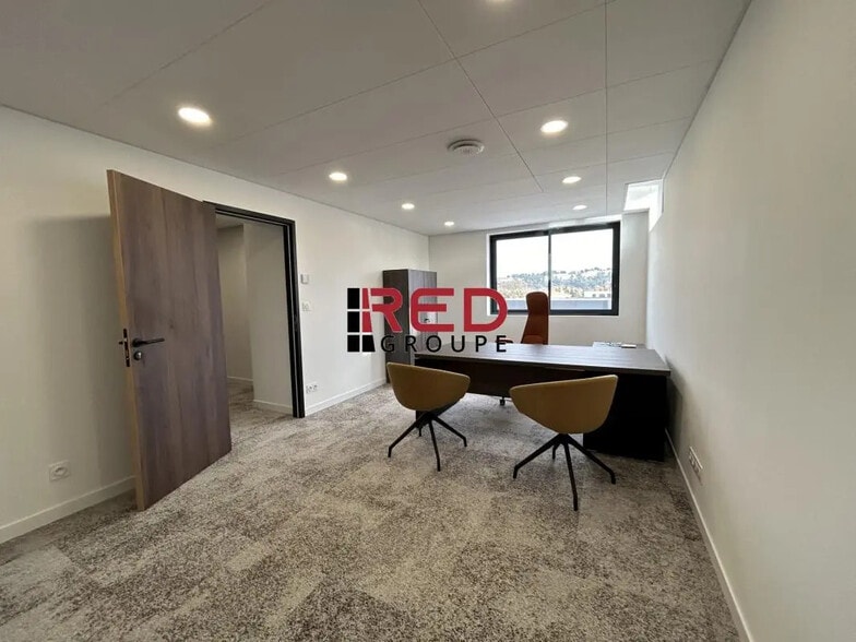 Office in Vitrolles to rent - Building Photo - Image 1 of 8