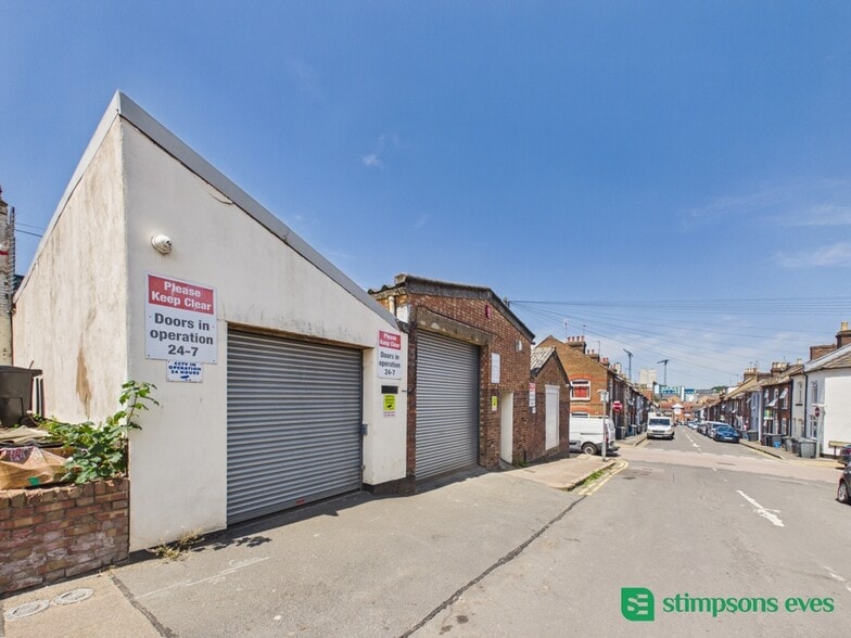 1 London Rd, Luton to rent - Building Photo - Image 2 of 3