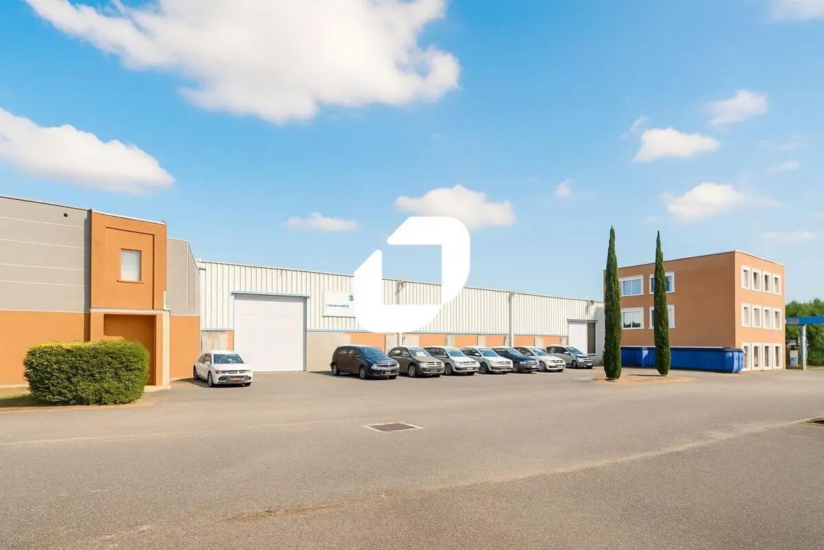 Light Industrial in Chassieu to rent Building Photo- Image 1 of 18