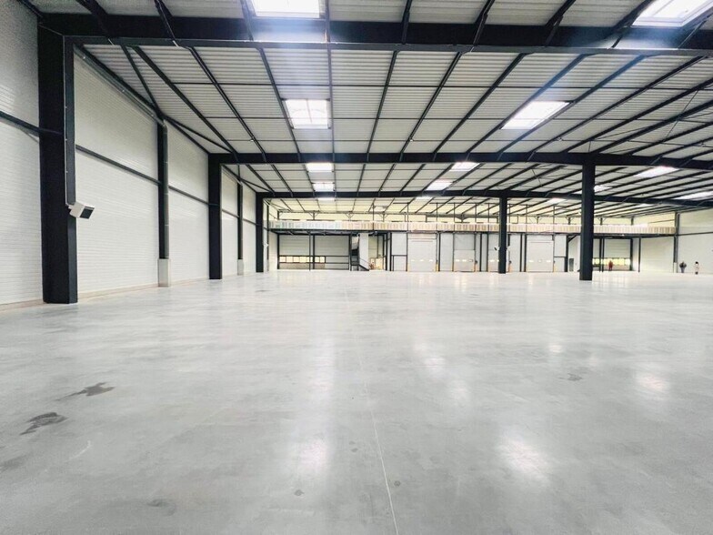 Light Industrial in Plaisir to rent - Building Photo - Image 2 of 26