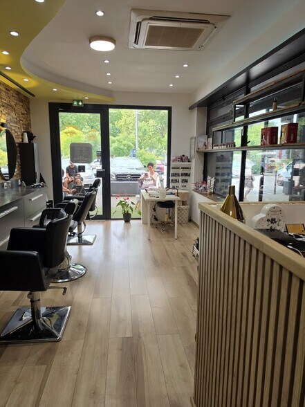 Retail in Bourgoin Jallieu to rent - Building Photo - Image 2 of 11