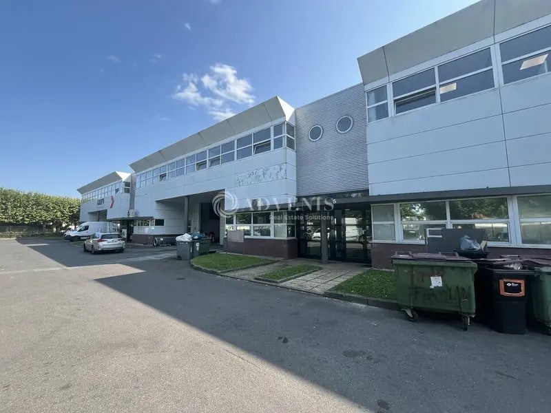 Light Industrial in Bondy to rent Building Photo- Image 1 of 11