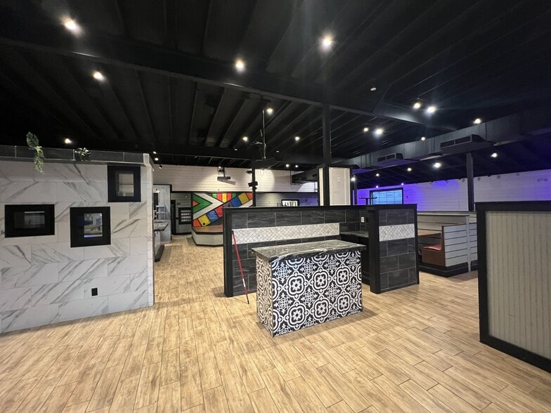 530 N 47th St, Rogers, AR to rent - Interior Photo - Image 2 of 10