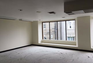 32 Market Pl, Penzance to rent Interior Photo- Image 2 of 2