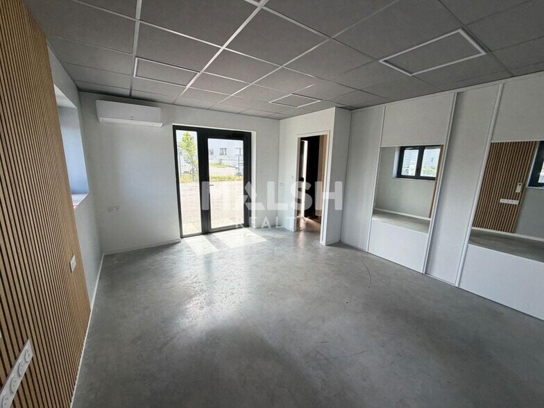 Light Industrial in Saint-Alban-de-Roche to rent - Interior Photo - Image 3 of 5