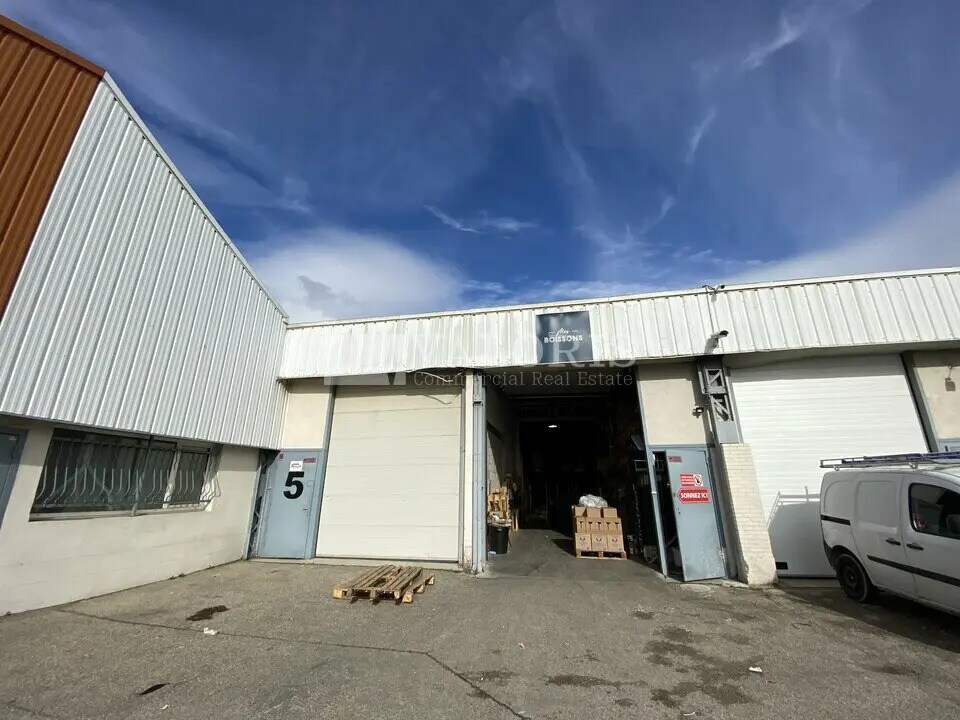 Light Industrial in Vénissieux to rent Building Photo- Image 1 of 11