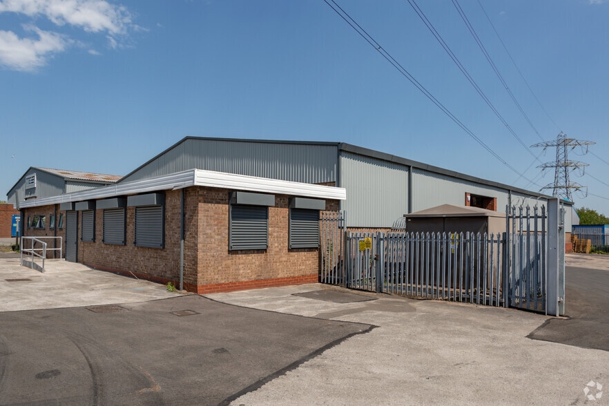Alston Rd, Oldbury to rent - Primary Photo - Image 1 of 1