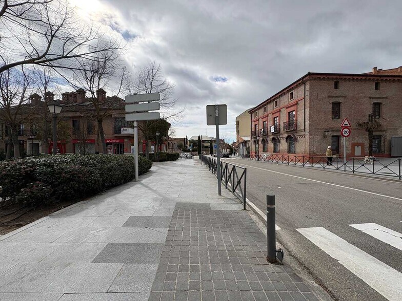 Avenida Adolfo Suárez, 25, Boadilla del Monte, Madrid to rent - Building Photo - Image 2 of 2