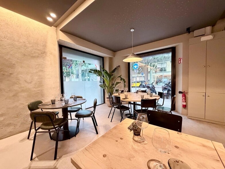 Retail in Barcelona, Barcelona to rent - Interior Photo - Image 2 of 2