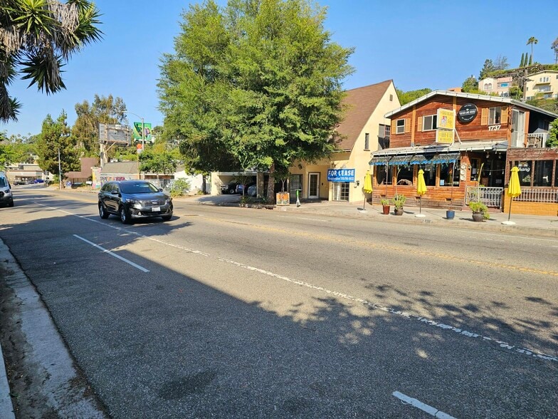 1733 Silver Lake Blvd, Los Angeles, CA for rent - Building Photo - Image 3 of 28