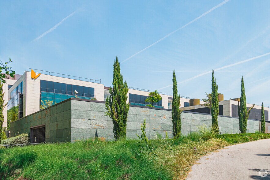 Avenida San Luis, 77, Madrid, Madrid to rent - Building Photo - Image 2 of 4