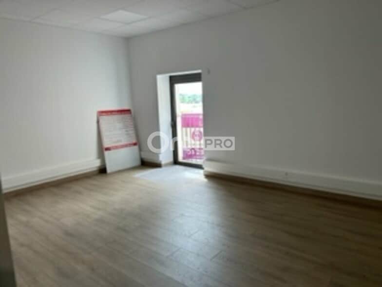 Office in Civrieux to rent - Interior Photo - Image 3 of 4