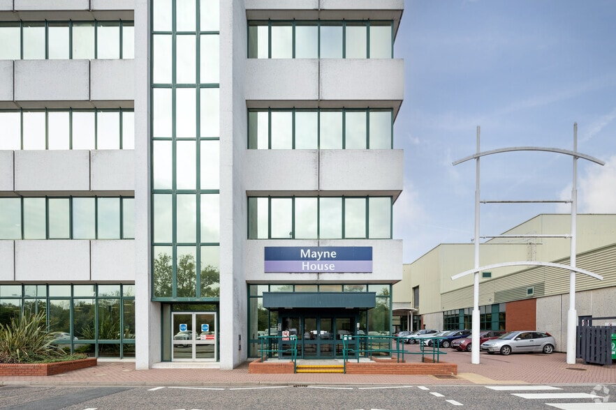 Fenton Way, Basildon to rent - Building Photo - Image 3 of 9