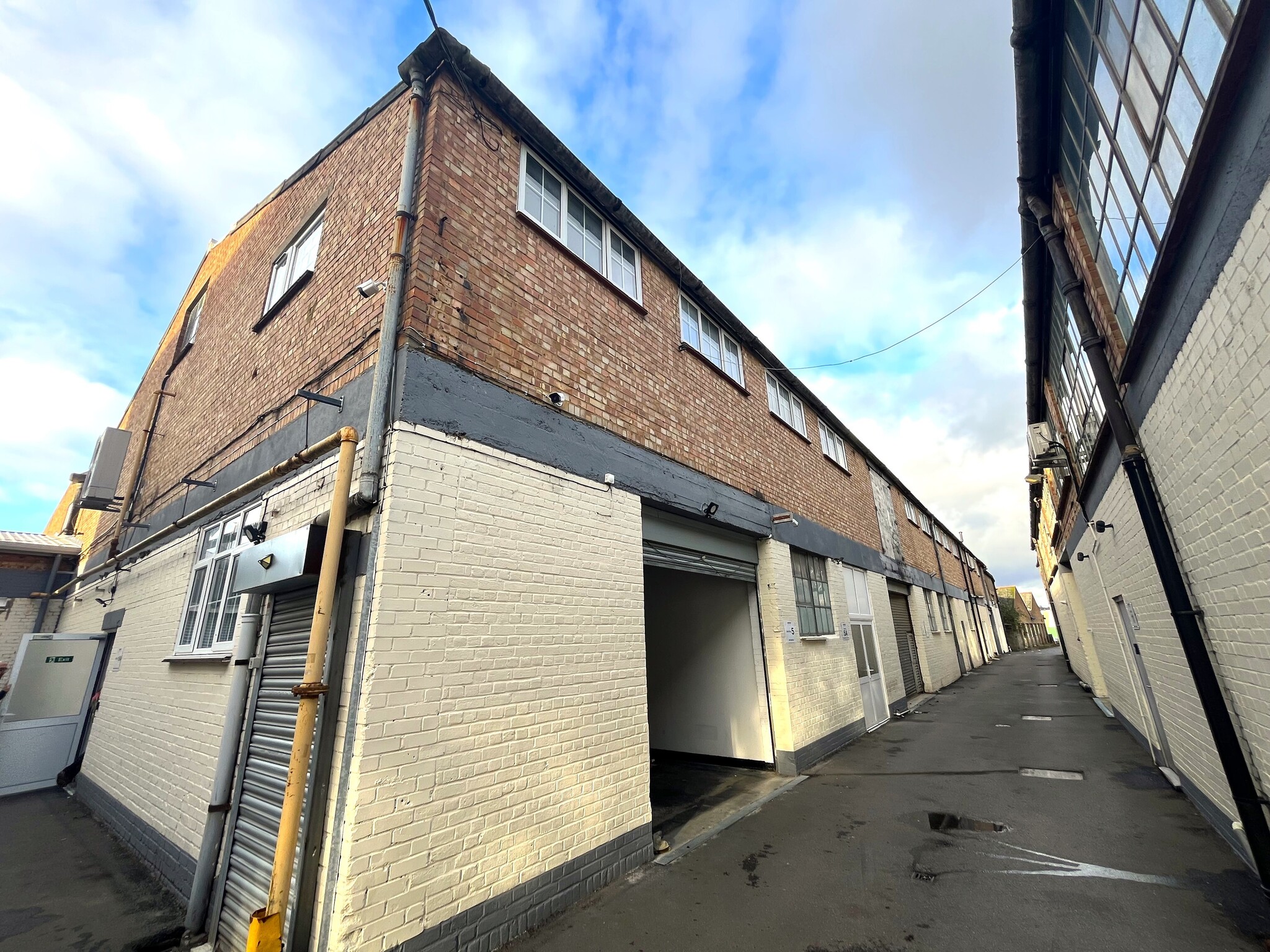 5 Wadsworth Rd, Greenford to rent Building Photo- Image 1 of 4