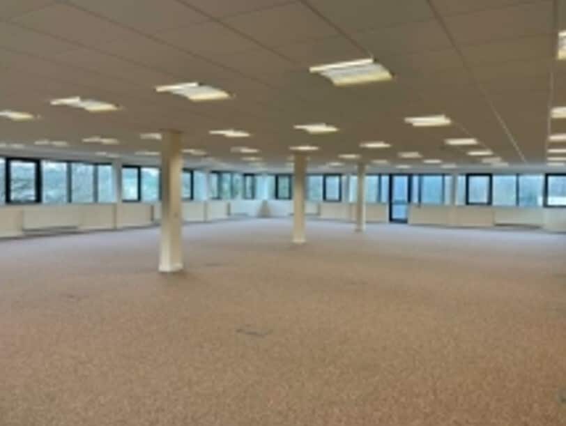 Lakeside Dr, Newport to rent Interior Photo- Image 1 of 3