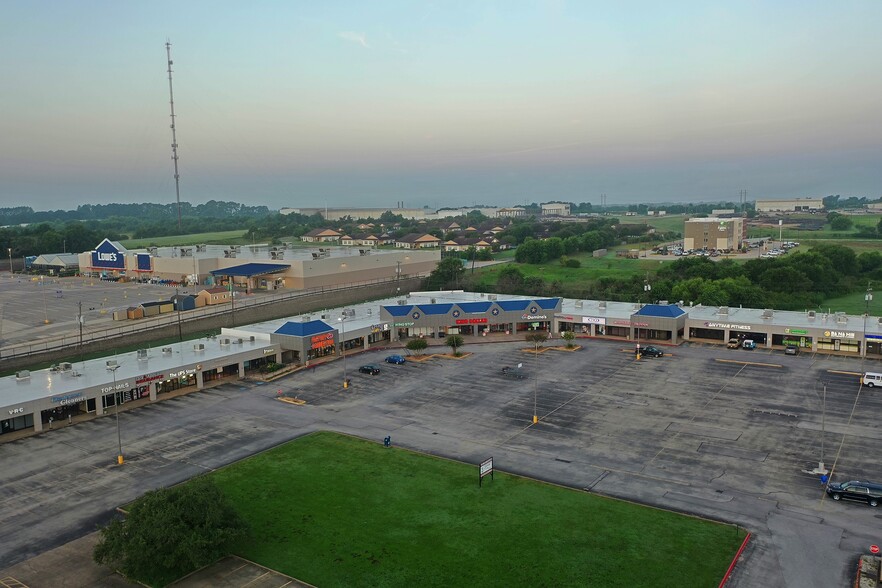 2610-2668 S Highway 36, Brenham, TX for rent - Building Photo - Image 1 of 8