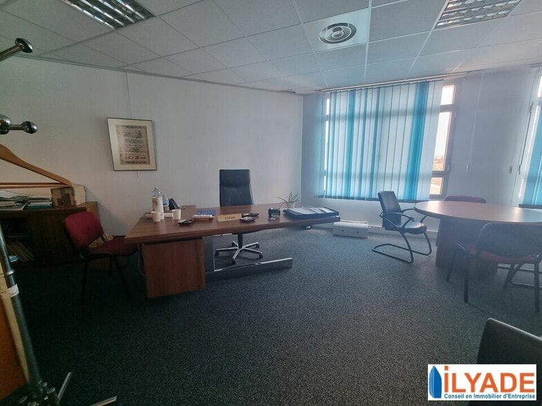Office in Aix-en-Provence for sale - Interior Photo - Image 3 of 13