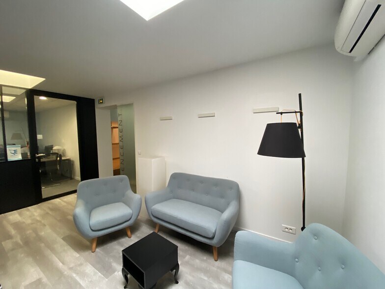 Light Industrial in Carrières-sur-Seine to rent - Building Photo - Image 3 of 14