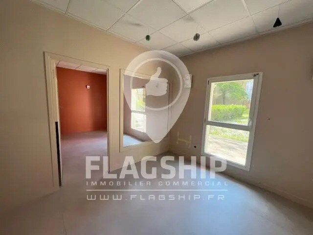 Retail in Ivry-sur-Seine to rent - Building Photo - Image 3 of 4