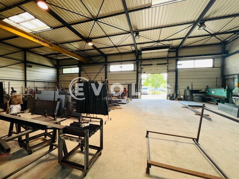 Light Industrial in Saint-Pierre-du-Perray to rent - Interior Photo - Image 2 of 11