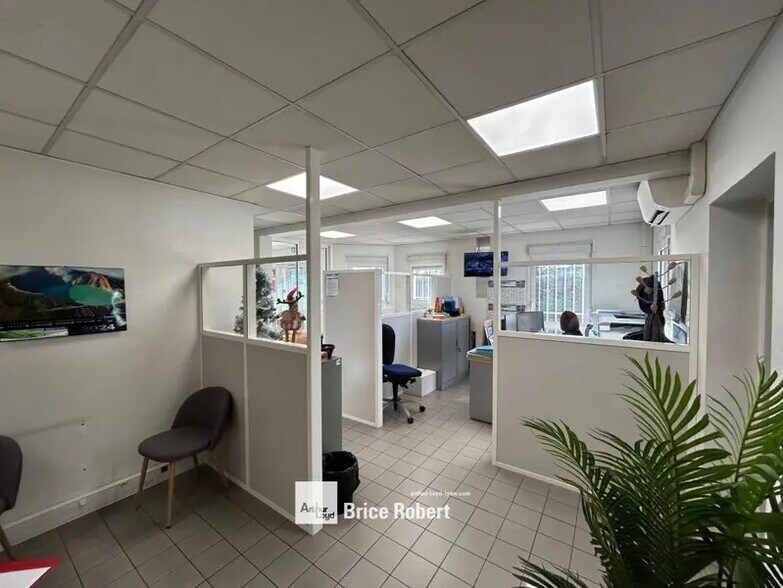 3 Rue Pascal, Chassieu to rent - Interior Photo - Image 2 of 6