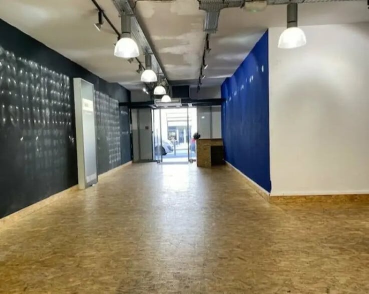 Retail in Marseille to rent - Interior Photo - Image 2 of 3