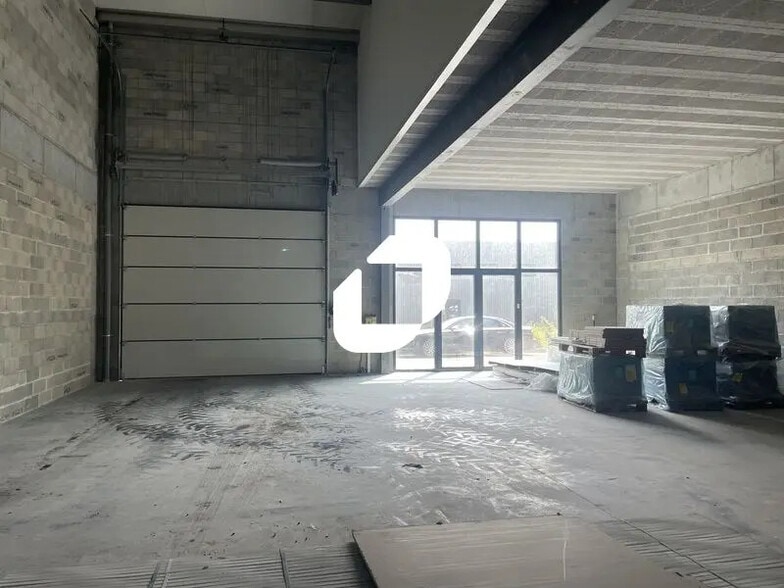 Retail in SAINT-JEAN-D'ILLAC to rent - Interior Photo - Image 3 of 9